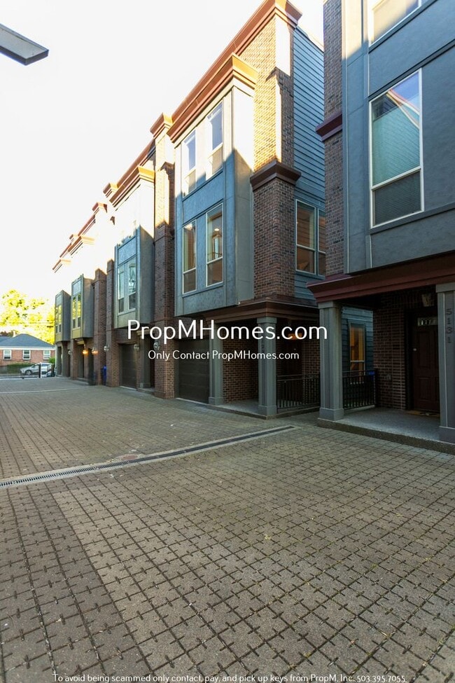 Building Photo - Beautiful Two Bedroom Townhouse In Humboldt - End Unit!
