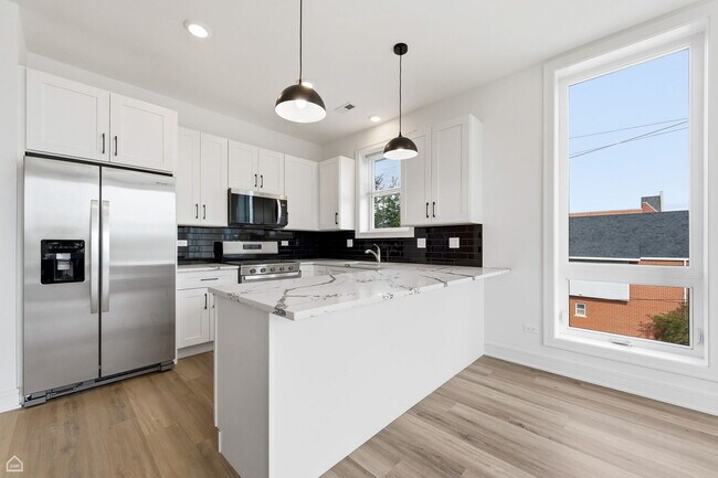 Building Photo - 3902 S Lake Park Ave