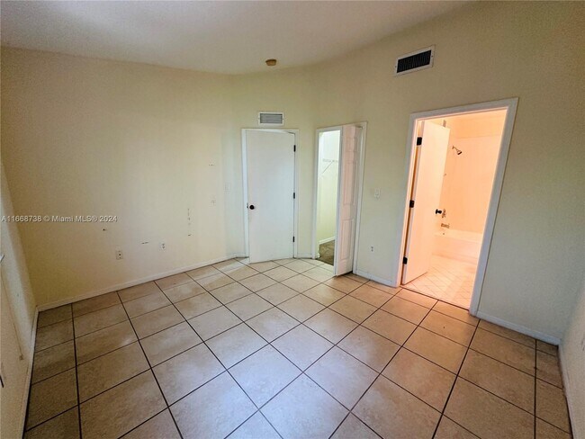 Building Photo - 1320 SE 31st Ct