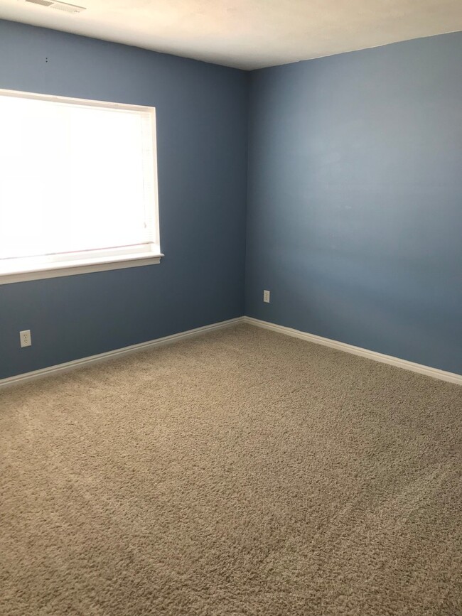 Building Photo - Charming 2 bed 1.5 bath Parkside Town Home...