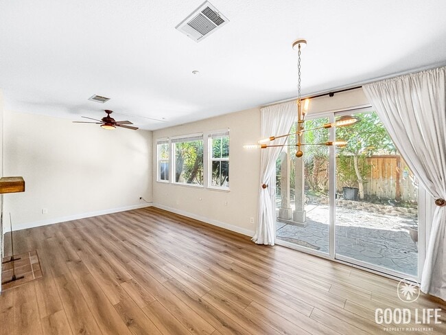 Building Photo - Stunning 3BD/2.5BA Townhouse in Eastlake W...