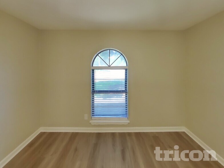 Building Photo - 413 S Willow St