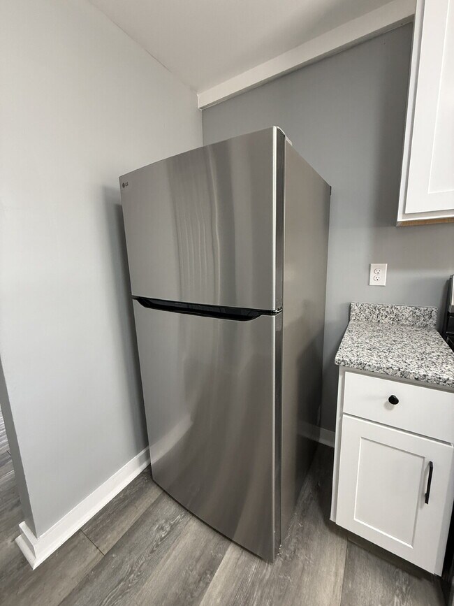 Building Photo - 1/2 off one month!!!  Call for details, Section 8 accepted. 2-Bedroom Apartment in Huntsville - P...