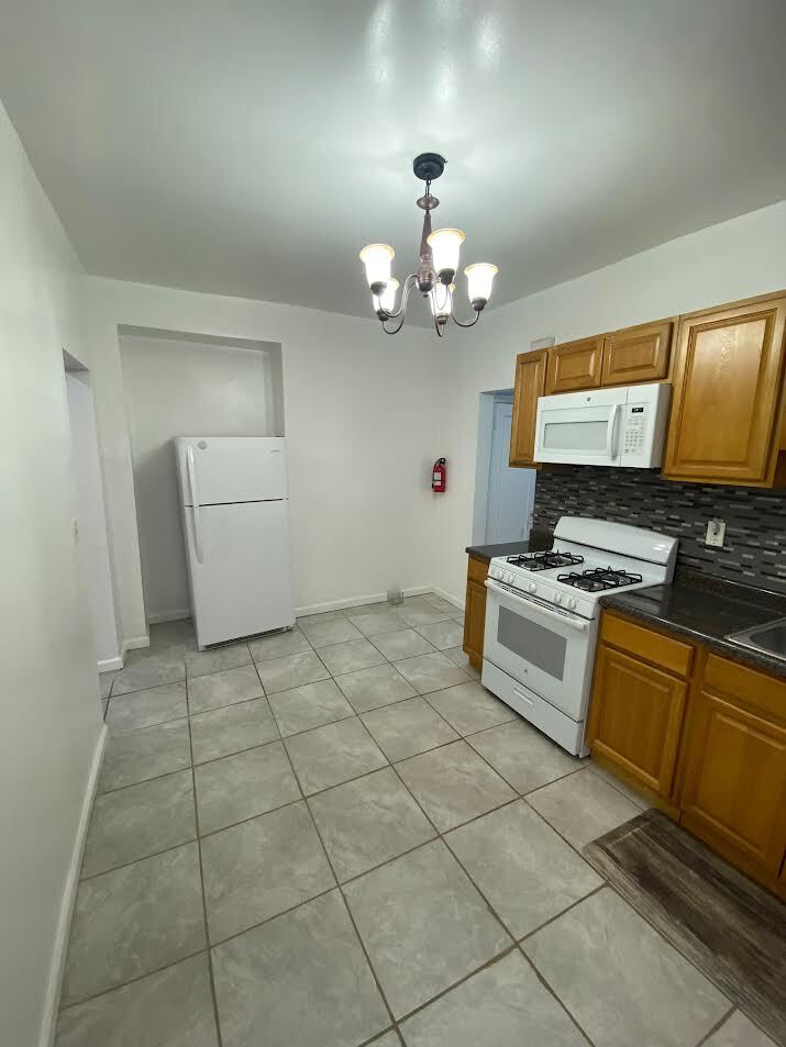 Building Photo - 425 Leslie St