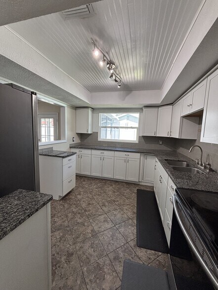 Building Photo - 4 Bed/2 Bath