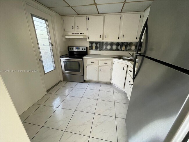 Building Photo - 4200 NW 3rd Ct