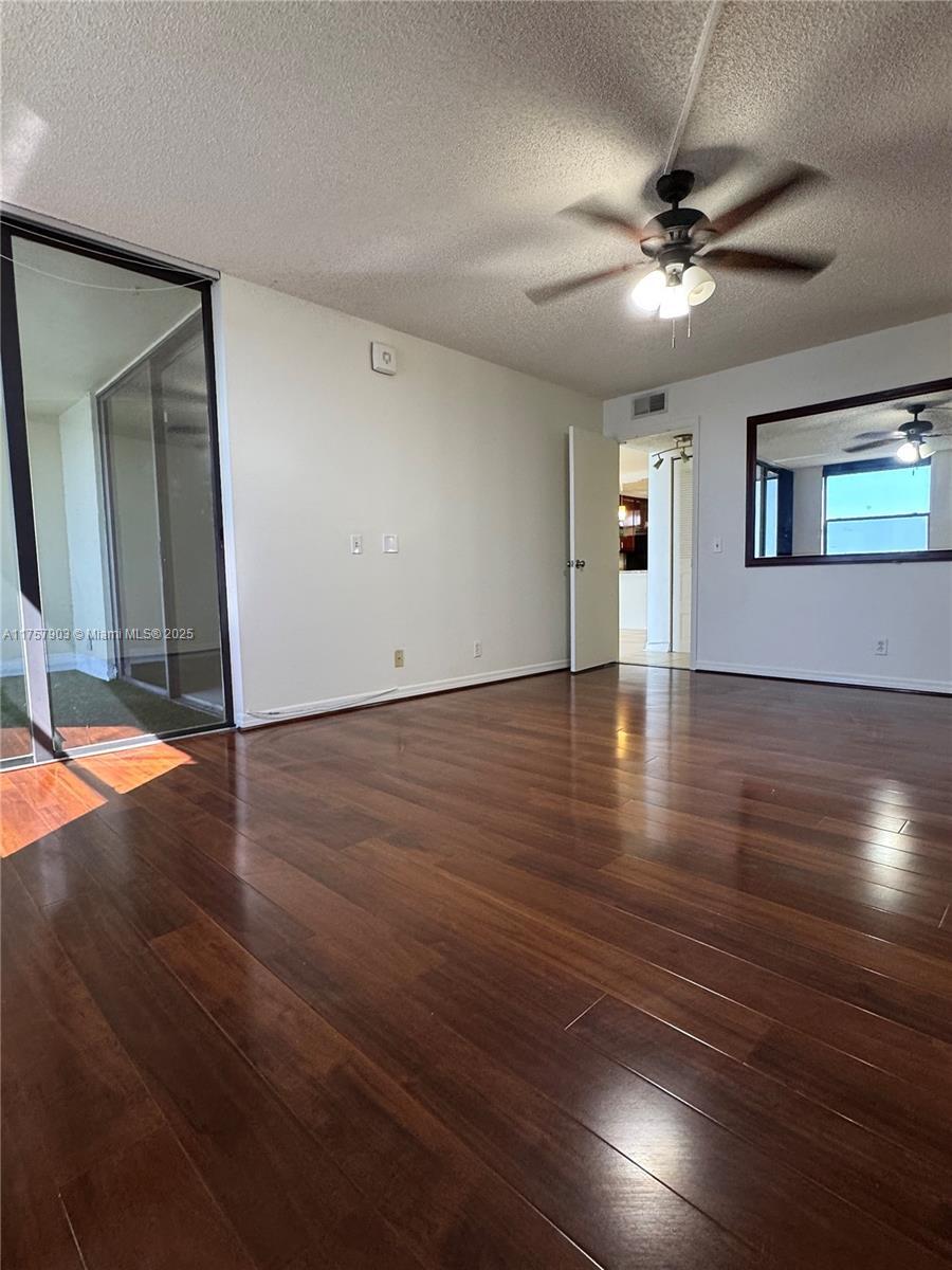 Building Photo - 110 Lake Emerald Dr