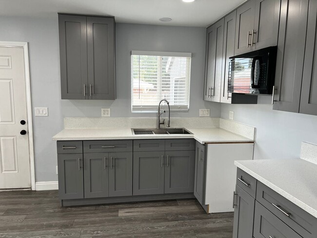 Building Photo - Remodeled 3 Bedroom 2 Bath House with 4 Ca...