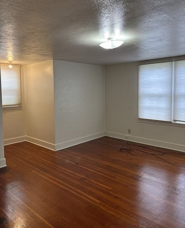 Building Photo - 4Bd/1Ba Two Story House - Available to View!