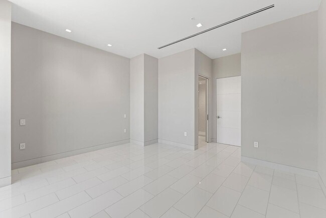 Building Photo - 6587 N Palmeraie Blvd