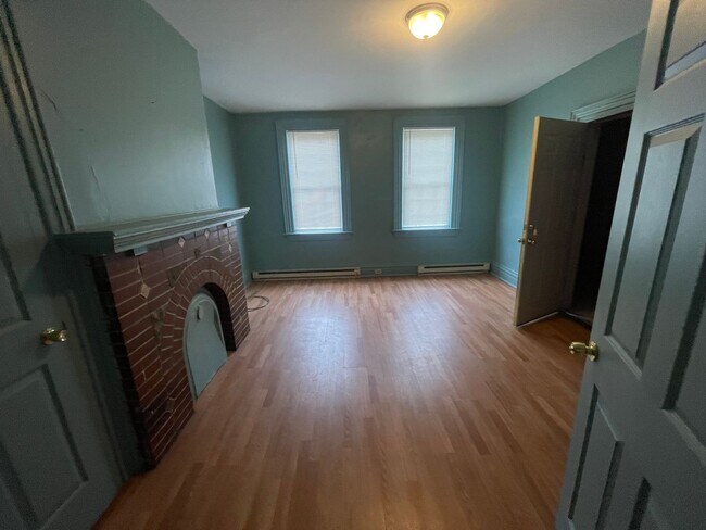 Building Photo - Available NOW! 1st Floor  2 Bed 1 Bath Apa...