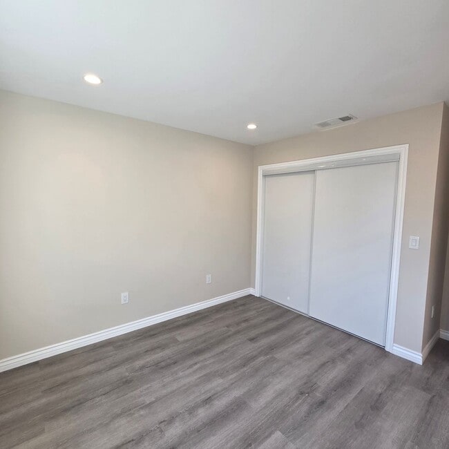 Building Photo - 5546 Sulphur Dr