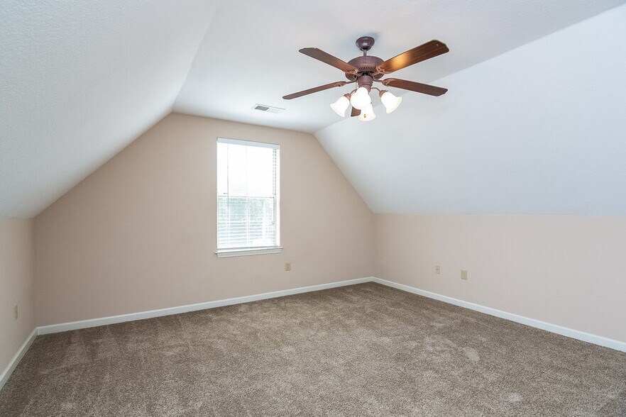 Building Photo - 15 Garden Springs Dr