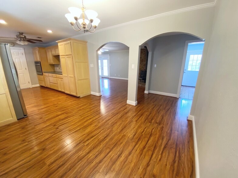 Dining area off kitchen - 13372 FM 2710