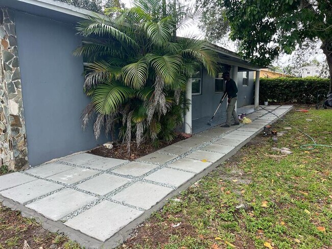 Building Photo - 6170 SW 43rd St