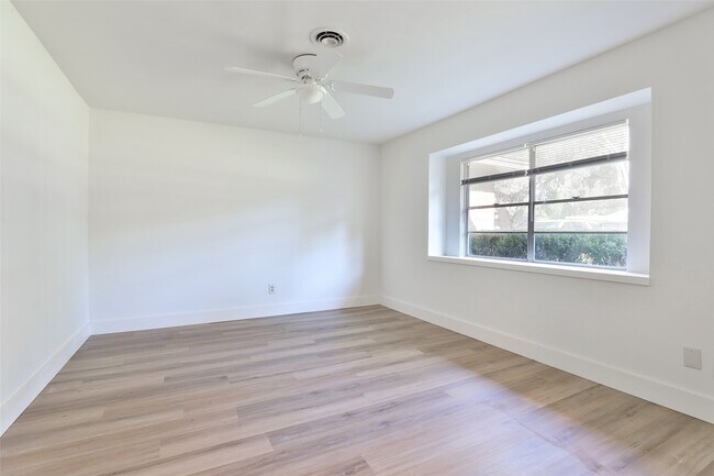 Building Photo - 606 Venice St