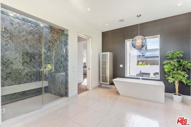 Building Photo - 833 N Orange Grove Ave