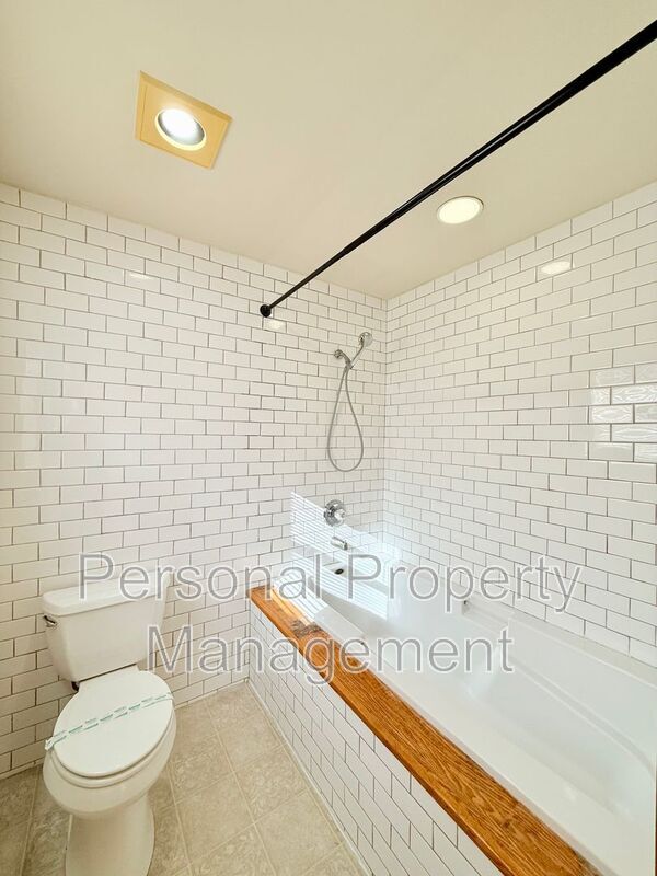 Building Photo - 11117 NE 104th St