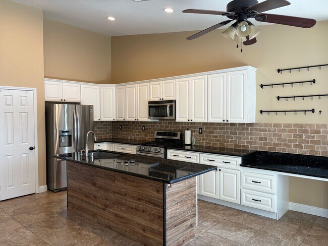 Building Photo - 41196 Coolidge Cir