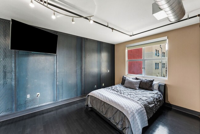 Building Photo - MOVE IN READY  Fully Furnished **Gorgeous ...