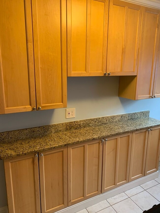 Building Photo - Charming Trolley Area Brick Townhome