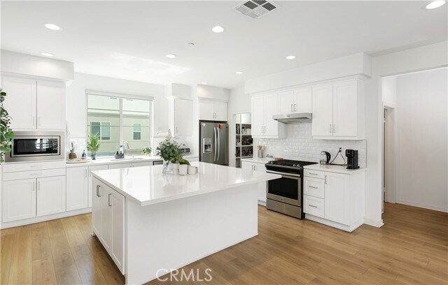 Building Photo - 166 Novel