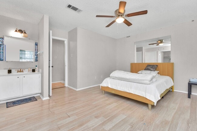 Building Photo - 5837 W Sunforest Dr