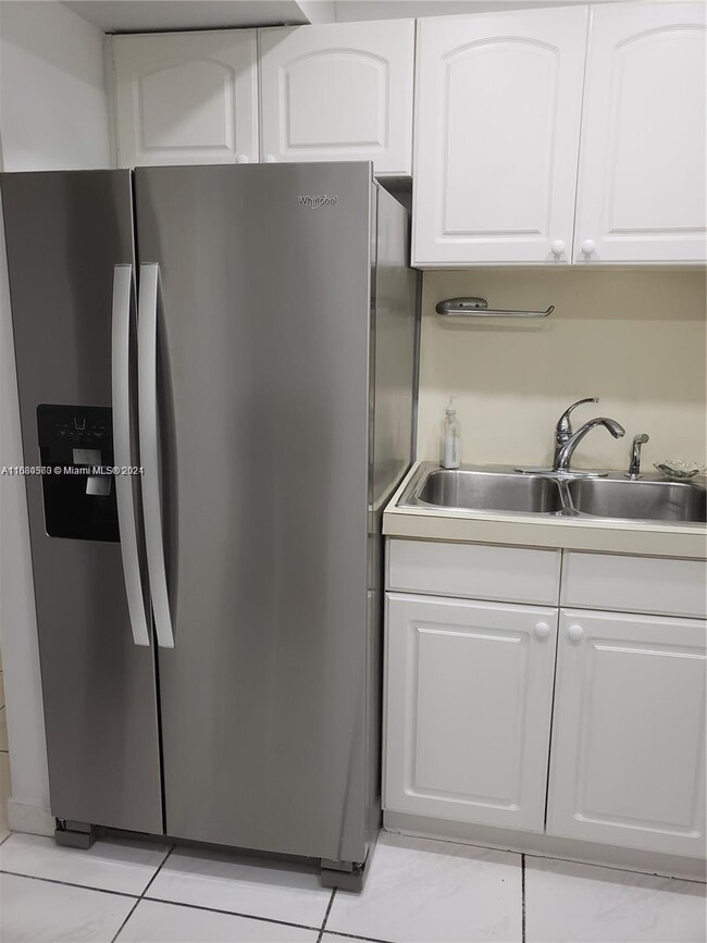 Building Photo - 6937 Bay Dr