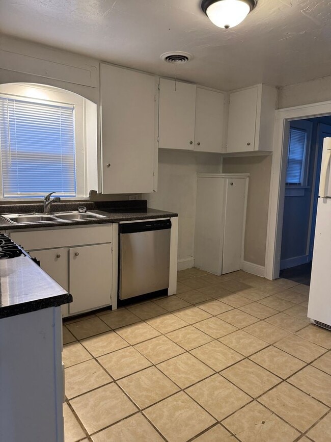 Building Photo - Gables Home