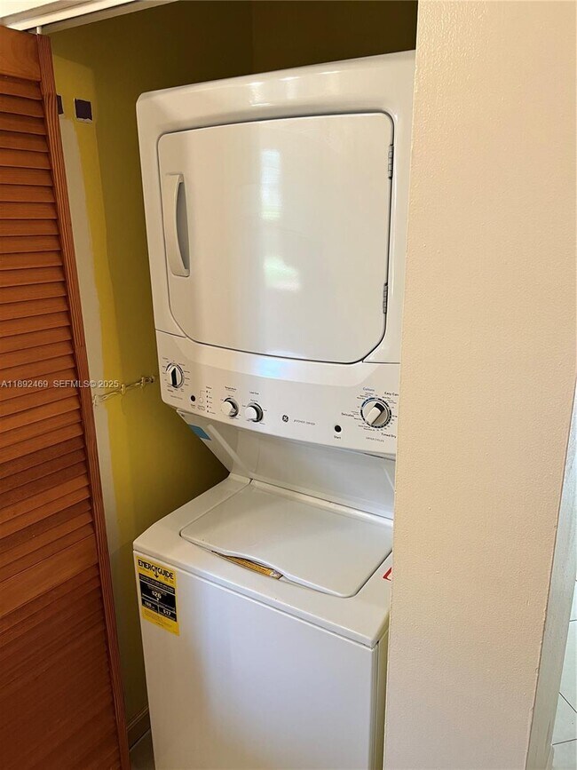 Building Photo - 10181 Twin Lakes Dr