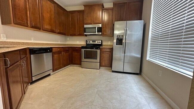 Building Photo - Spacious 3 Bed, 2.5 Bath Townhome with 2-C...