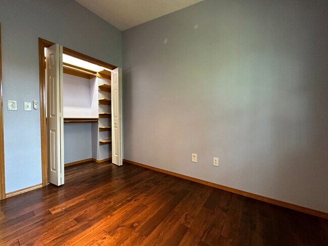 Building Photo - 405 Park Creek Ct