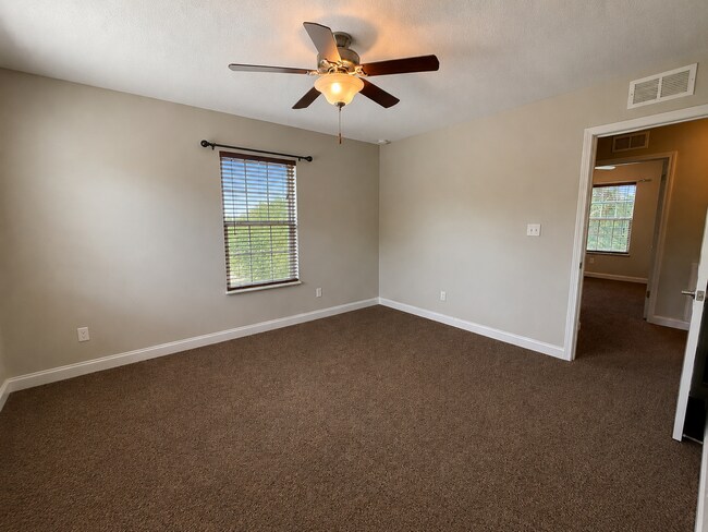 Building Photo - 1005 Lennox Cir