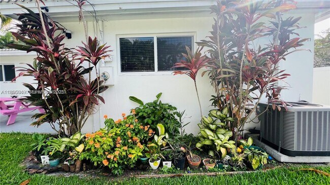 Building Photo - 911 N 14th Ave