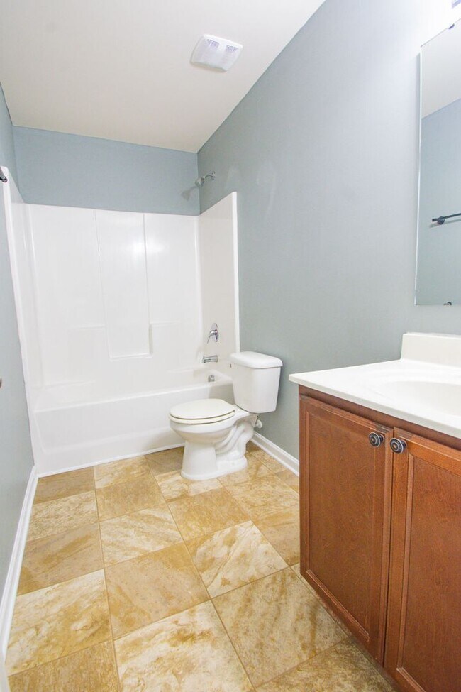 Building Photo - 4 Bedroom 3 Bathroom Home- Pets Okay!