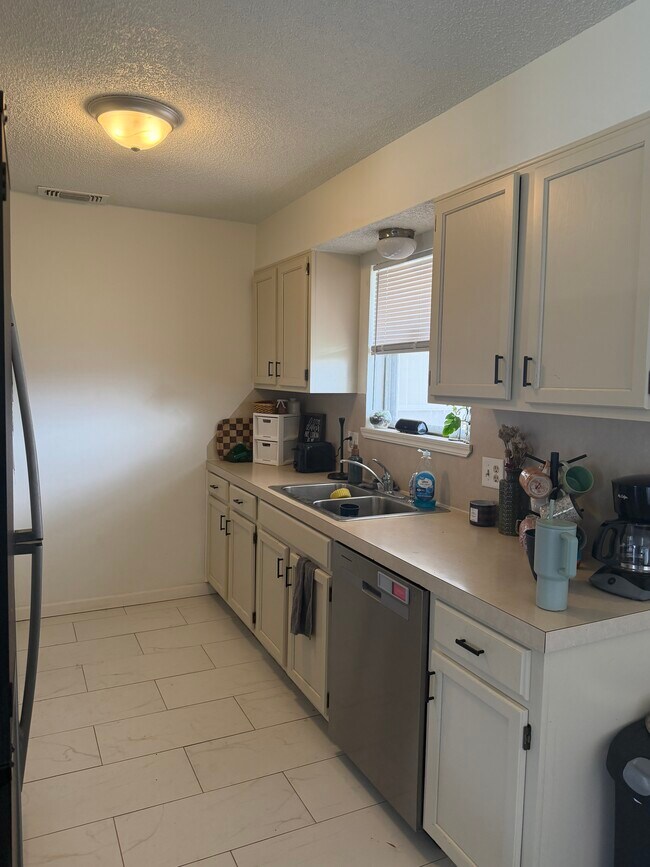 Building Photo - 927 E Krayler Ave