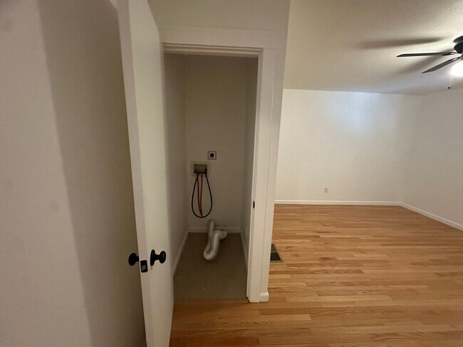 Building Photo - Spacious 1 Bedroom in Downtown Sacramento Where Convivence Is KEY! CALL Today To Schedule a Showing!