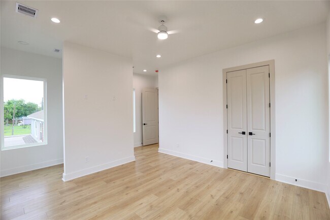 Building Photo - 510 E 37th St