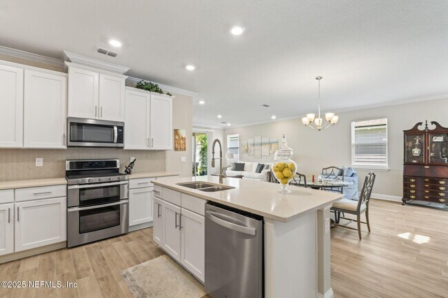 Building Photo - 121 Thistleton Wy