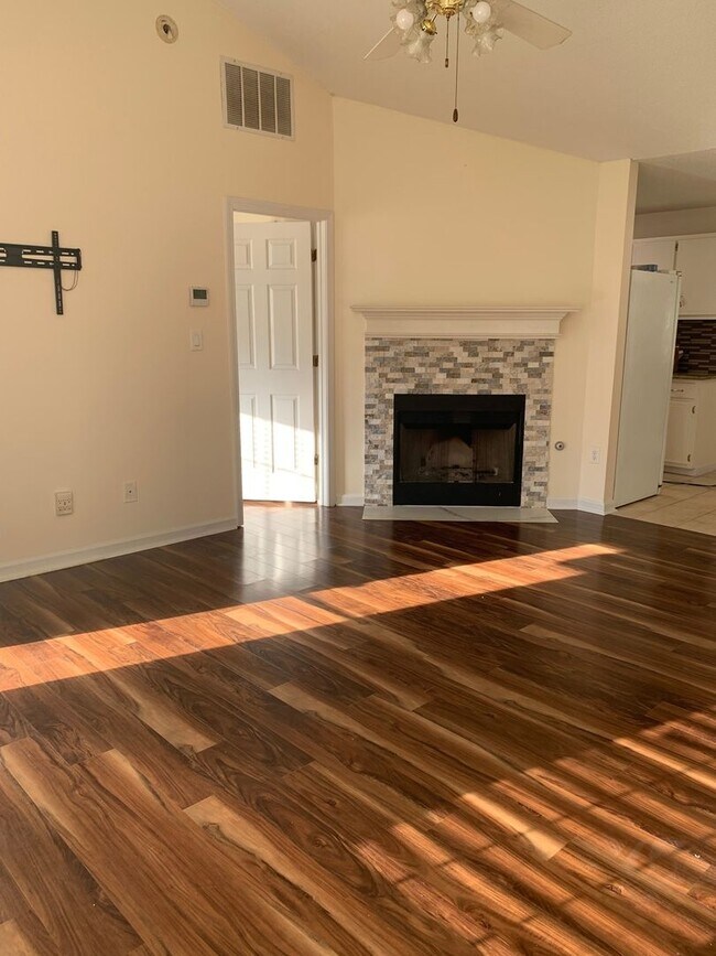 Building Photo - Charming 4BR House in Hampton