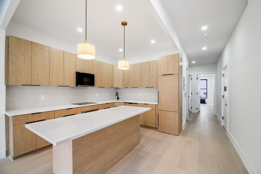 Building Photo - 237 W 72nd St