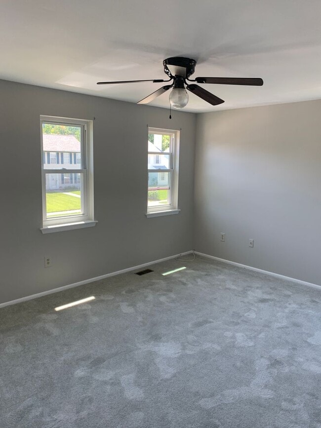 Building Photo - 3 Bedroom, 2.5 Bath single family home. Fenced yard with shed. New carpet and paint. Formal dinin...