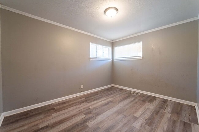 Building Photo - Newly updated!