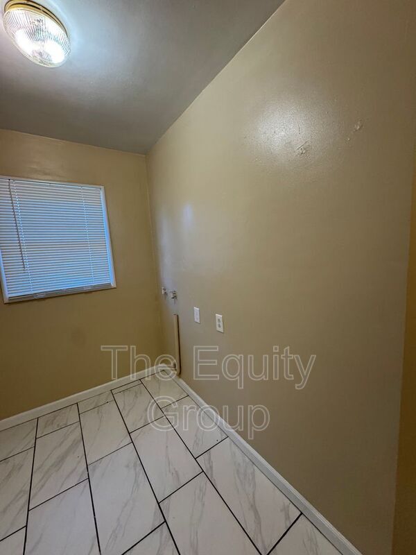 Building Photo - 702 N Jacob St