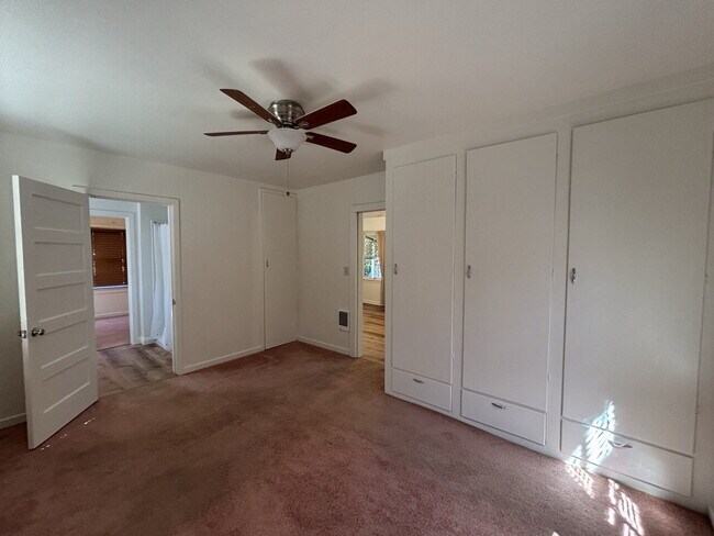 Building Photo - Adorable vintage 2-bed home on a quiet side street close to downtown Placerville!