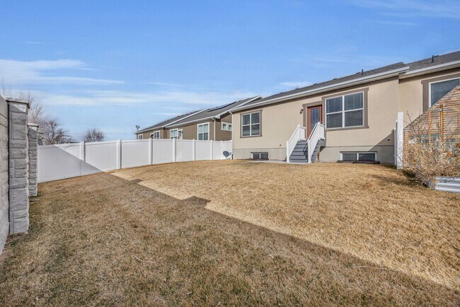 Building Photo - 3 Bedroom Townhome in Riverton!
