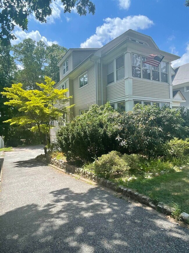 Building Photo - 134 Highland Ave