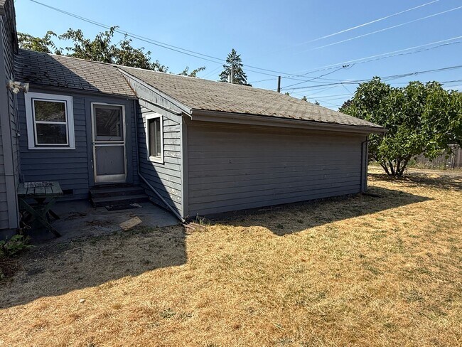 Building Photo - 844 D St