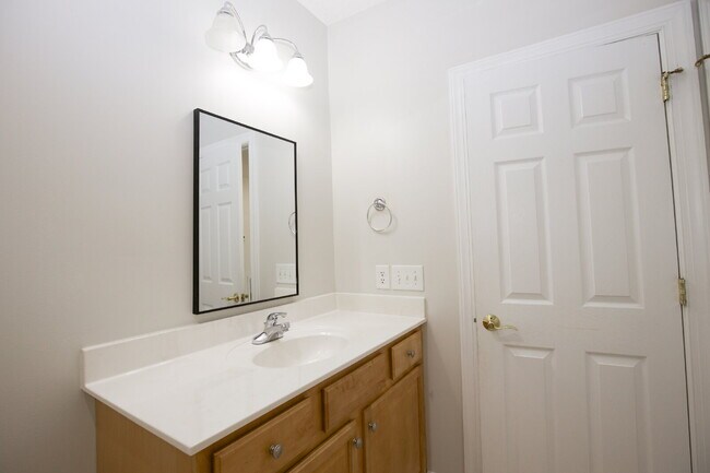 Building Photo - "Spacious 3-Bedroom Retreat with 3200 Sq Ft of Comfort in Seven Lakes!"