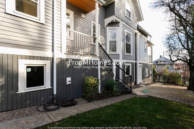 Building Photo - Updated Lair Hill Victorian with Willamette River & Mt Hood Views!